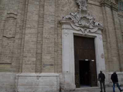 Il portale cinquecentesco � sormontato da un fastigio barocco di conchiglie a duplice valva, con ricci, cartigli ed estrose e bizzarre volute sulle quali si erge uno stemma